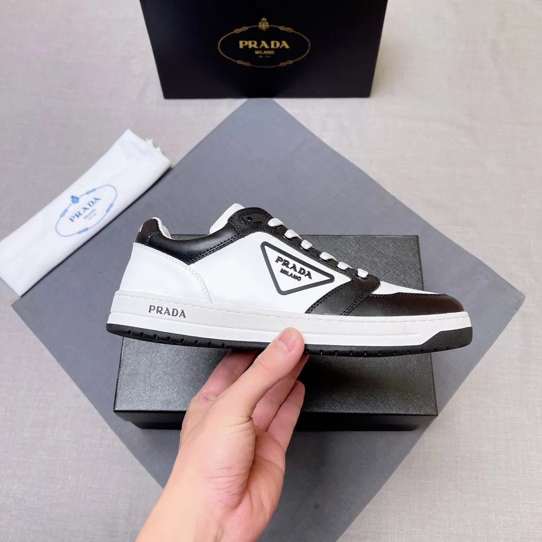 P400 Prada Prada's new men's leather sneakers, the highest version on the market, any comparison is welcome🆚! The original leather has excellent texture and is super high-end! Fetal sheep net lining imported from Italy, removable pad! Luxurious materials and fine workmanship, highly recommended! Code number 38-45 No. 058